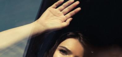 Emily Ratajkowski - seksowne i nagie piersi aktorki na zdjęciach Olivii Malone