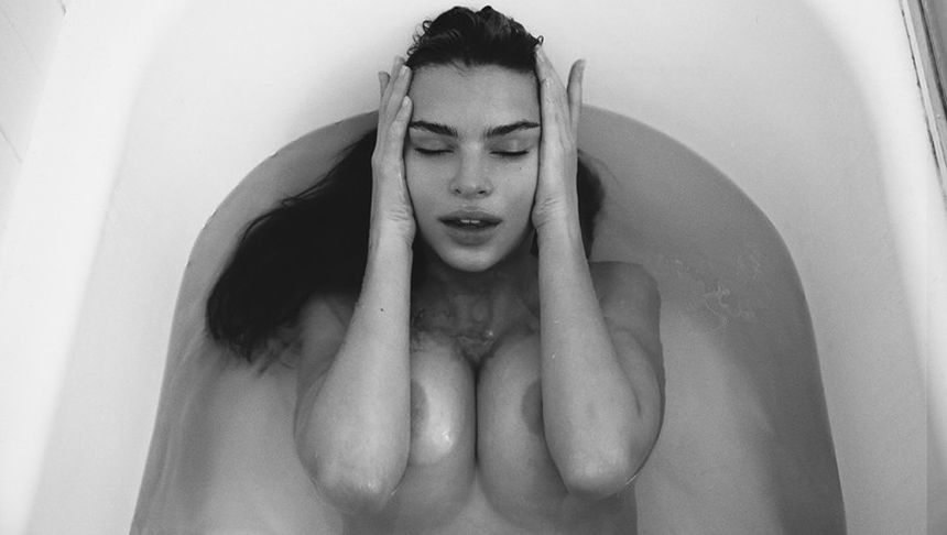 Emily Ratajkowski - nagie piersi seksownej modelki w magazynie Simply