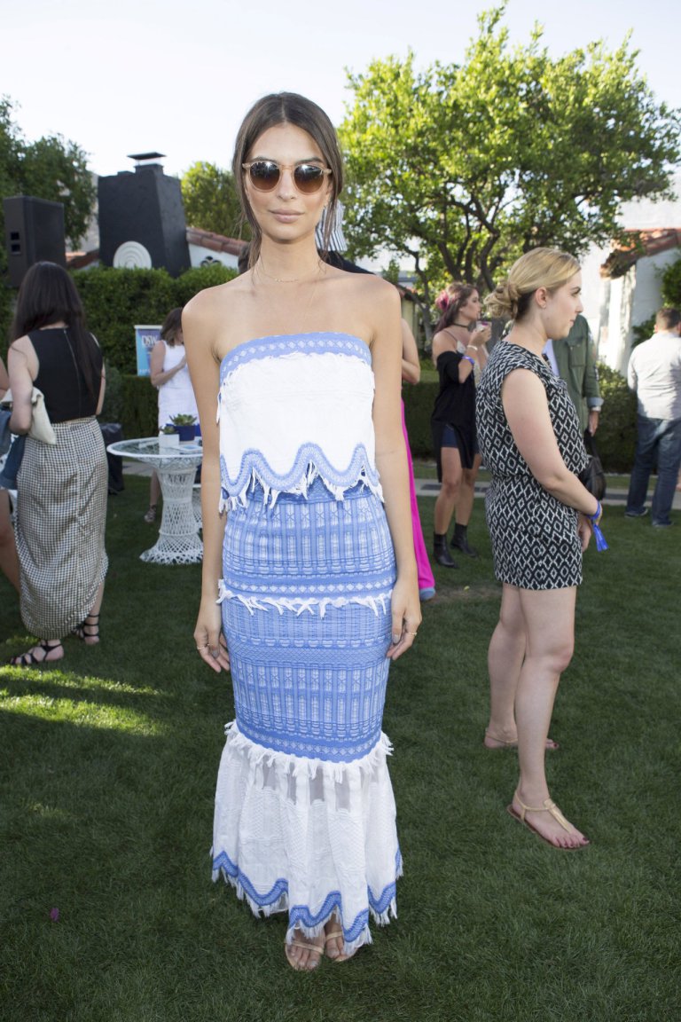 Emily Ratajkowski w biało niebieskiej sukni