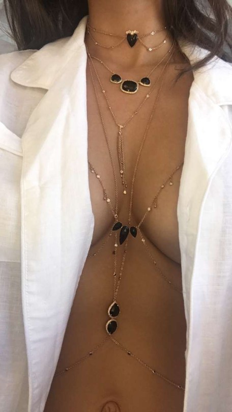 Emily Ratajkowski ozdobiła biust biżuterią 
