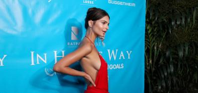 Emily Ratajkowski w seksownej czerwonej sukni 