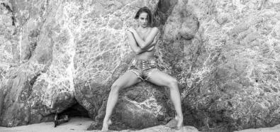 Genevieve Morton topless na plaży