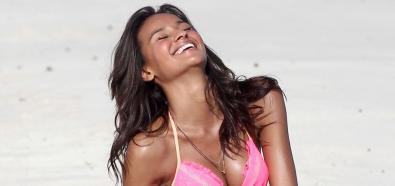 Gracie Carvalho - brazylijska modelka pozuje w bikini Victoria's Secret Swim 2013 na plaży St Bart