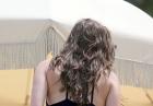 Hailee Steinfeld w stroju kąpielowym na plaży