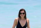 Hailee Steinfeld w stroju kąpielowym na plaży