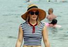 Hilary Duff zasłoniła biust w pasiastym bikini 