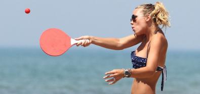 Ilary Blasi - włoska celebrytka w bikini na plaży