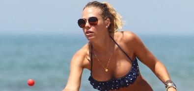 Ilary Blasi - włoska celebrytka w bikini na plaży