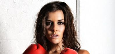 Imogen Thomas - brytyjska modelka topless i w rękawicach bokserskich