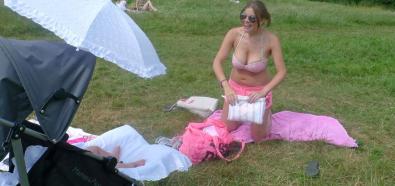 Imogen Thomas - brytyjska modelka w bikini w parku