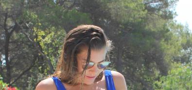 Imogen Thomas w błękitnym stroju kąpielowym