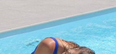 Imogen Thomas w błękitnym stroju kąpielowym