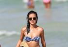 Jamie Chung atrakcyjnie w bikini na plaży