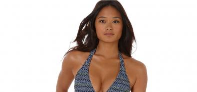 Jarah Mariano - modelka pozuej w strojach kąpielowych American Eagle