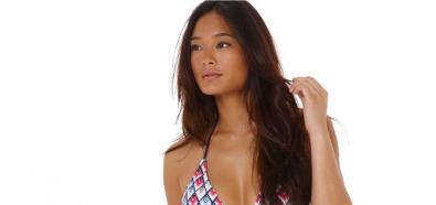 Jarah Mariano - modelka pozuej w strojach kąpielowych American Eagle