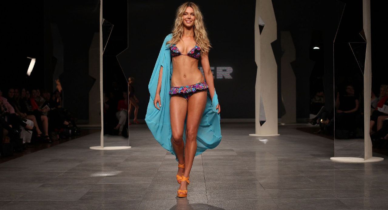 Jennifer Hawkins - celebrytka w bikini marki Myer na pokazie Mercedes Benz Fashion