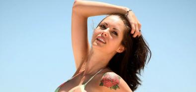 Jessica Jane Clement - brytyjska modelka, prezenterka i telewizyjna w bikini na plaży
