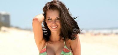 Jessica Jane Clement - brytyjska modelka, prezenterka i telewizyjna w bikini na plaży