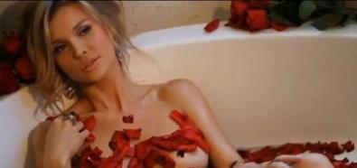 Joanna Krupa nago w płatkach róż