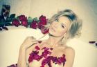 Joanna Krupa nago w płatkach róż