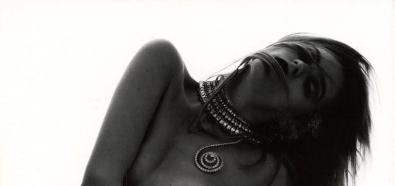 Juju Ivanyuk - modelka pozuje topless we francuskim Numero