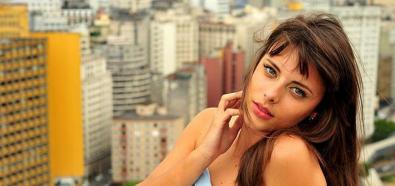Juliana Ninin - modelka opala się topless na dachu