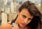 Juliana Ninin - modelka opala się topless na dachu