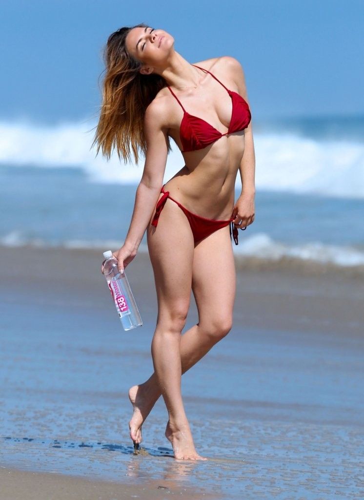 Kaili Thorne w bikini na plaży w Malibu
