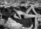 Kaili Thorne nago na kamienistej plaży