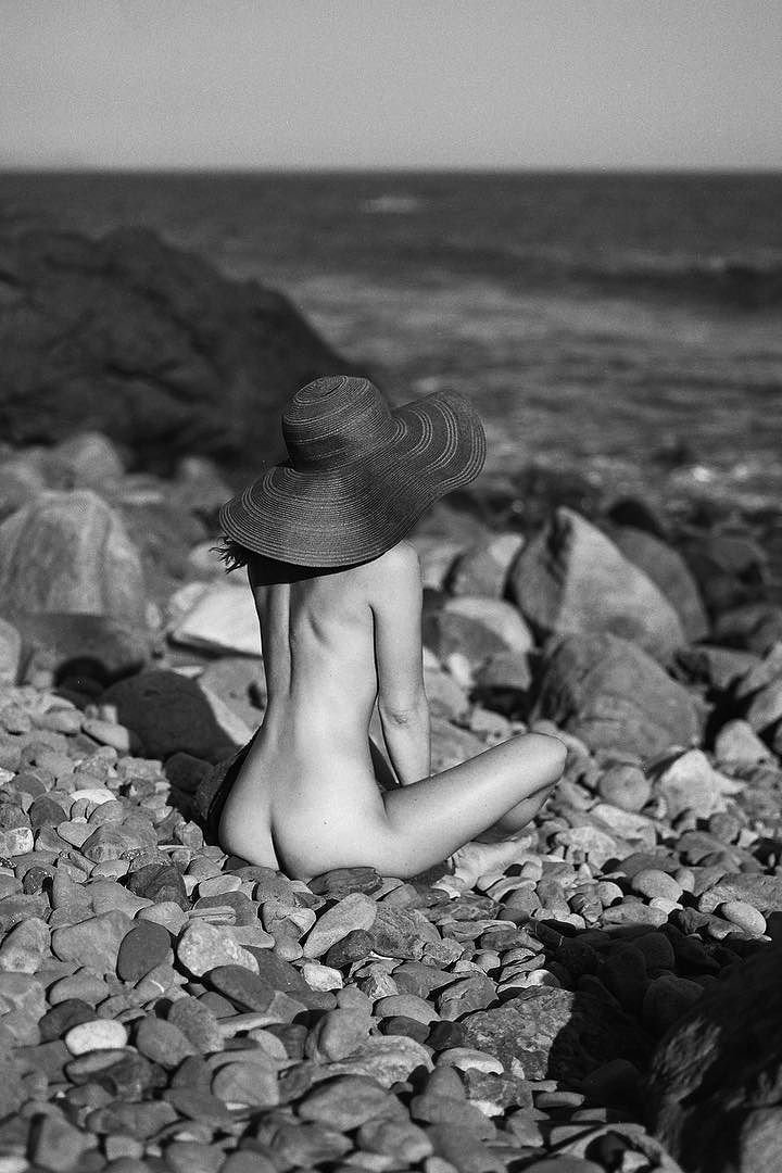 Kaili Thorne nago na kamienistej plaży