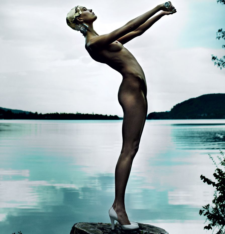 Karlie Kloss - amerykańska modelka topless w magazynie Vogue