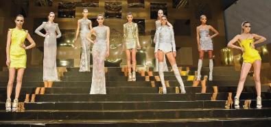 Karlie Kloss - modelka w kolekcji Versace podczas pokazu Haute Couture Paris Fashion Week
