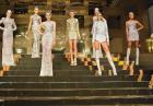 Karlie Kloss - modelka w kolekcji Versace podczas pokazu Haute Couture Paris Fashion Week