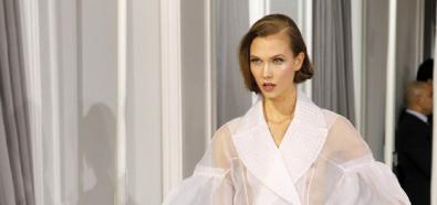 Karlie Kloss - modelka w kolekcji Diora podczas pokazu Haute Couture Paris Fashion Week