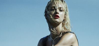 Karmen Pedaru - nagie piersi seksownej modelki w hiszpańskim Vogue