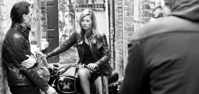 Kate Moss - brytyjska modelka z motocyklem w sesji Terry'ego Richardsona