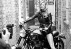 Kate Moss - brytyjska modelka z motocyklem w sesji Terry'ego Richardsona