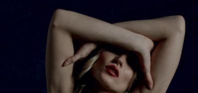 Kate Moss nago i w pończochach w magazynie Love