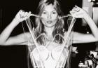 Kate Moss - seksowna modelka pokazuje nagie piersi w brytyjskim Vogue