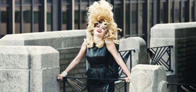 Kate Upton - modelka o dużym biuście w lateksie w Vogue