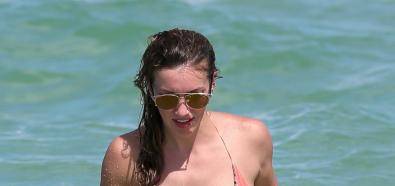 Katie Cassidy w bikini na plaży 