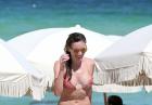 Katie Cassidy w bikini na plaży 