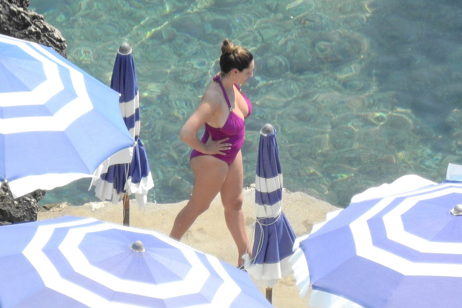 Kelly Brook we fioletowym stroju kąpielowym 