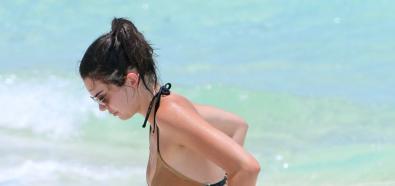 Kendall Jenner w kusym bikini na plaży