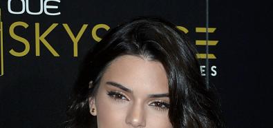 Kendall Jenner w zbyt małym czarnym topie