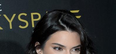 Kendall Jenner w zbyt małym czarnym topie
