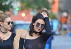 Kendall Jenner pokazała piersi na mieście
