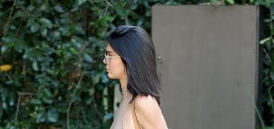 Kendall Jenner pokazała piersi pod beżowa suknią