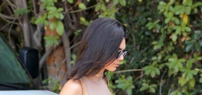Kendall Jenner pokazała piersi pod beżowa suknią