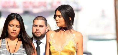 Kendall Jenner w złotym topie i czarnej spódniczce